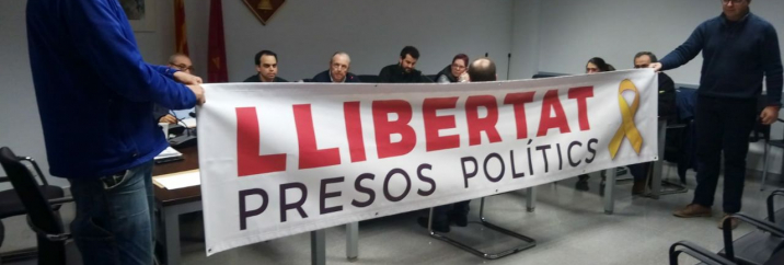 Moment en què CUP i ERC fan entrega de dues pancartes al govern de PSC i PDeCAT, davant el silenci còmplice en l'inici del judici de l'1 d'Octubre 2017. Alternativa Martinenca CUP - Sant Martí Sarroca 2019